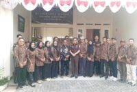 Kajari Kota Batu Andy Sasongko, S.H., M.Hum. (tengah) bersama Kades Pandanrejo Abd. Manan, S.Sos. dan jajaran perangkat desa usai kunjungan ke Rumah Restorative Justice 