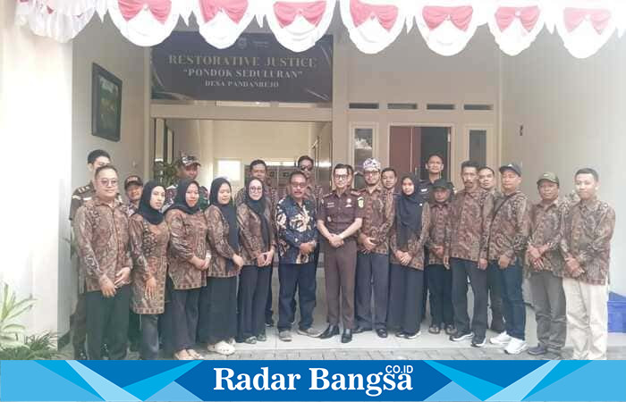 Kajari Kota Batu Andy Sasongko, S.H., M.Hum. (tengah) bersama Kades Pandanrejo Abd. Manan, S.Sos. dan jajaran perangkat desa usai kunjungan ke Rumah Restorative Justice 