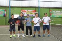 Bupati Lamongan bersama Kapolres Lamongan AKBP Agus Dwi Suryanto dan jajaran Forkopimda saat membuka pertandingan tenis lapangan dalam rangka HUT ke-80 RI di Lapangan Tenis Pemkab Lamongan, Jumat (29/8/2025). (Foto Ho/RadarBangsa.co.id)