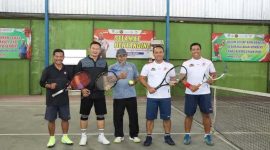Bupati Lamongan bersama Kapolres Lamongan AKBP Agus Dwi Suryanto dan jajaran Forkopimda saat membuka pertandingan tenis lapangan dalam rangka HUT ke-80 RI di Lapangan Tenis Pemkab Lamongan, Jumat (29/8/2025). (Foto Ho/RadarBangsa.co.id)
