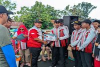 
Kapolsek Tikung AKP Anang Purwo Widodo, S.H., menyerahkan piagam penghargaan kepada anggota Paskibraka Kecamatan Tikung sebagai bentuk apresiasi atas dedikasi mereka dalam pengibaran bendera pada peringatan HUT RI. (Foto Dok Ho/RadarBangsa.co.id)