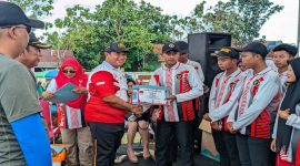 
Kapolsek Tikung AKP Anang Purwo Widodo, S.H., menyerahkan piagam penghargaan kepada anggota Paskibraka Kecamatan Tikung sebagai bentuk apresiasi atas dedikasi mereka dalam pengibaran bendera pada peringatan HUT RI. (Foto Dok Ho/RadarBangsa.co.id)