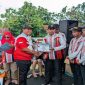 
Kapolsek Tikung AKP Anang Purwo Widodo, S.H., menyerahkan piagam penghargaan kepada anggota Paskibraka Kecamatan Tikung sebagai bentuk apresiasi atas dedikasi mereka dalam pengibaran bendera pada peringatan HUT RI. (Foto Dok Ho/RadarBangsa.co.id)
