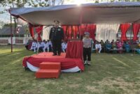 Kapolsek Tikung AKP Anang Purwo Widodo,SH memimpin upacara penurunan Bendera Merah Putih pada peringatan HUT ke-80 RI di Lapangan Desa Bakalanpule, Kecamatan Tikung, Lamongan, Sabtu (17/8/2025). (Foto Dok Ho/RadarBangsa.co.id)