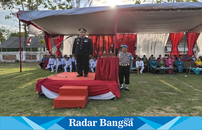 Kapolsek Tikung AKP Anang Purwo Widodo,SH memimpin upacara penurunan Bendera Merah Putih pada peringatan HUT ke-80 RI di Lapangan Desa Bakalanpule, Kecamatan Tikung, Lamongan, Sabtu (17/8/2025). (Foto Dok Ho/RadarBangsa.co.id)