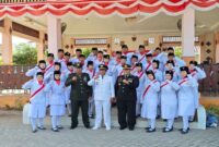 Kapolsek Tikung AKP Anang Purwo Widodo, SH foto bersama Paskibraka di Pendopo Kecamatan (Dok Foto Ho/RadarBangsa.co.id)