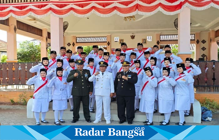 Kapolsek Tikung AKP Anang Purwo Widodo, SH foto bersama Paskibraka di Pendopo Kecamatan (Dok Foto Ho/RadarBangsa.co.id)