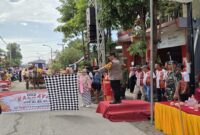 Kapolsek Tikung AKP Anang Purwo Widodo,SH  melepas peserta karnaval HUT ke-80 RI di Kecamatan Tikung, Rabu (20/8/2025). (Foto Dok Ho/RadarBangsa.co.id)