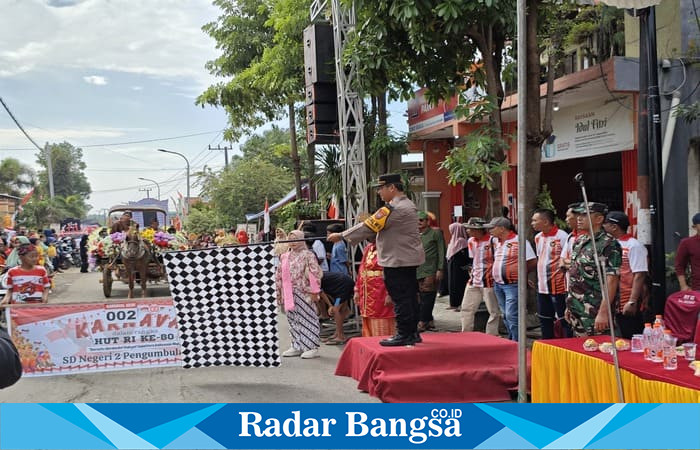 Kapolsek Tikung AKP Anang Purwo Widodo,SH  melepas peserta karnaval HUT ke-80 RI di Kecamatan Tikung, Rabu (20/8/2025). (Foto Dok Ho/RadarBangsa.co.id)