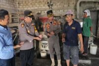 Kapolsek Tikung AKP Anang Purwo Widodo, S.H. (dua dari kanan) saat melakukan pengecekan gabah dan beras di salah satu penggilingan padi di Desa Balongwangi, Kecamatan Tikung, Senin (4/8/2025) (Foto Dok Ho/RadarBnagsa)