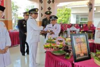 Kapolsek Tikung AKP Anang Purwo Widodo, SH menghadiri prosesi potong tumpeng yang dilakukan oleh Camat dalam rangkaian acara peringatan HUT RI.di pendopo kecamatan, Minggu (17/8/2025)