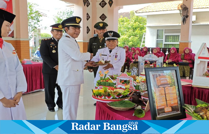 Kapolsek Tikung AKP Anang Purwo Widodo, SH menghadiri prosesi potong tumpeng yang dilakukan oleh Camat dalam rangkaian acara peringatan HUT RI.di pendopo kecamatan, Minggu (17/8/2025)