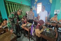 Kapolsek Tikung AKP Anang Purwo Widodo, SH  (tengah, berseragam polisi), Camat Tikung H. Sujirman Sholeh (baju putih), dan perwakilan Koramil Tikung Pelda Budi K (berseragam TNI) saat meninjau pelaksanaan program Makan Bergizi (MBG) di salah satu sekolah di Kecamatan Tikung, Lamongan, Jumat (29/8/2025). (Foto Dok Ho/RadarBangsa.co.id)
