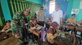 Kapolsek Tikung AKP Anang Purwo Widodo, SH  (tengah, berseragam polisi), Camat Tikung H. Sujirman Sholeh (baju putih), dan perwakilan Koramil Tikung Pelda Budi K (berseragam TNI) saat meninjau pelaksanaan program Makan Bergizi (MBG) di salah satu sekolah di Kecamatan Tikung, Lamongan, Jumat (29/8/2025). (Foto Dok Ho/RadarBangsa.co.id)