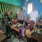 Kapolsek Tikung AKP Anang Purwo Widodo, SH  (tengah, berseragam polisi), Camat Tikung H. Sujirman Sholeh (baju putih), dan perwakilan Koramil Tikung Pelda Budi K (berseragam TNI) saat meninjau pelaksanaan program Makan Bergizi (MBG) di salah satu sekolah di Kecamatan Tikung, Lamongan, Jumat (29/8/2025). (Foto Dok Ho/RadarBangsa.co.id)