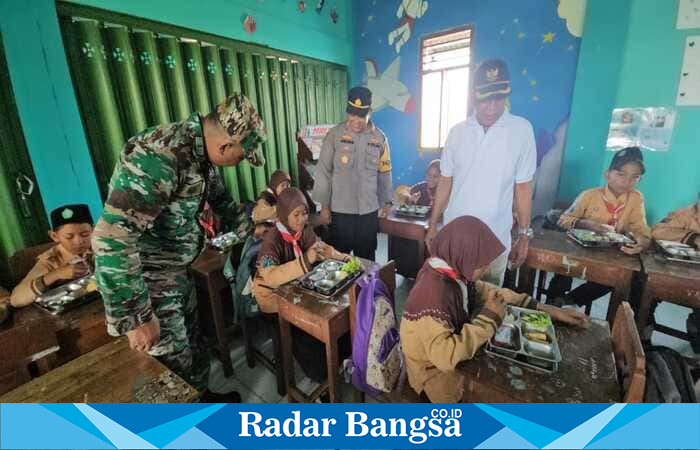 Kapolsek Tikung AKP Anang Purwo Widodo, SH  (tengah, berseragam polisi), Camat Tikung H. Sujirman Sholeh (baju putih), dan perwakilan Koramil Tikung Pelda Budi K (berseragam TNI) saat meninjau pelaksanaan program Makan Bergizi (MBG) di salah satu sekolah di Kecamatan Tikung, Lamongan, Jumat (29/8/2025). (Foto Dok Ho/RadarBangsa.co.id)