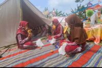 Siswi SD peserta perkemahan di Lapangan Kembangbahu menerima paket Makan Bergizi Gratis (MBG) dari SPPG Lopang Kembangbahu, Yayasan Semesta Bentara Indonesia.Rabu (13/8/2025 (Dok Foto Ho/RadarBangsa.co.id)
