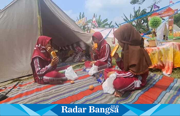 Siswi SD peserta perkemahan di Lapangan Kembangbahu menerima paket Makan Bergizi Gratis (MBG) dari SPPG Lopang Kembangbahu, Yayasan Semesta Bentara Indonesia.Rabu (13/8/2025 (Dok Foto Ho/RadarBangsa.co.id)