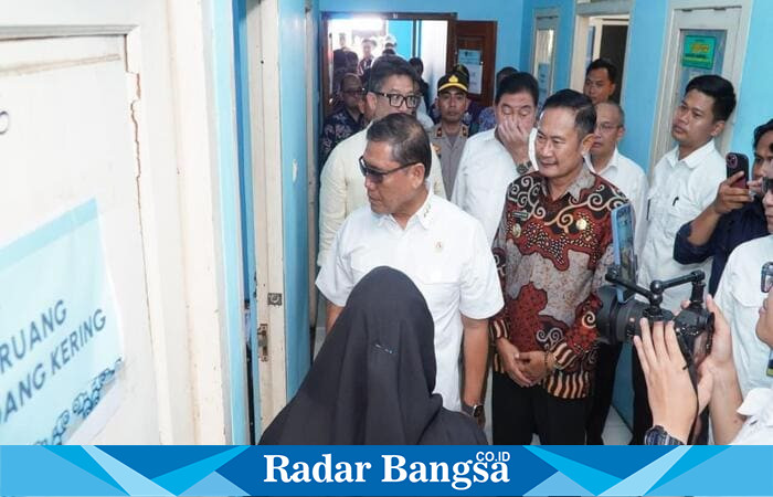 Kepala Kantor Staf Presiden RI Putranto didampingi Bupati Lamongan Yuhronur Efendi saat meninjau fasilitas Satuan Pelayanan Pemenuhan Gizi (SPPG) Miftahul Jinan di Lamongan, Kamis (21/8/2025). (Foto Dok Ho/RadarBangsa.co.id)