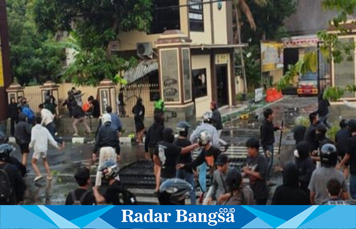 Situasi ricuh di depan Mapolres Kediri Kota, Sabtu (30/8/2025) (Foto Dok Ho/RadarBangsa.co.id)