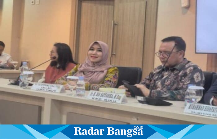 Senator Jawa Timur, Lia Istifhama (tengah, berjilbab) bersama sejumlah anggota DPD RI dalam rapat pembahasan isu strategis nasional di Jakarta, Kamis (21/8/2025). (Foto Dok Ho/RadarBangsa.co.id)