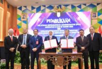 Gubernur Jawa Timur Khofifah Indar Parawansa menandatangani nota kesepakatan penguatan kompetensi ASN bersama Kepala LAN RI pada pembukaan Pelatihan Kepemimpinan Administrator (PKA) 2025 di Surabaya, Rabu (6/8/2025).(Foto Dok Adpim/RadarBangsa)