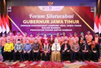 Gubernur Jawa Timur Khofifah Indar Parawansa berfoto bersama masyarakat Lampung asal Jawa Timur dalam acara Forum Silaturahmi bertema 