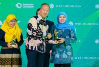 Gubernur Jawa Timur Khofifah Indar Parawansa menerima penghargaan Implementasi Industri Hijau Terbaik dari Menteri Perindustrian Agus Gumiwang Kartasasmita di Jakarta, Rabu (20/8/2025). (Foto Dok Ho/RadarBangsa.co.id)