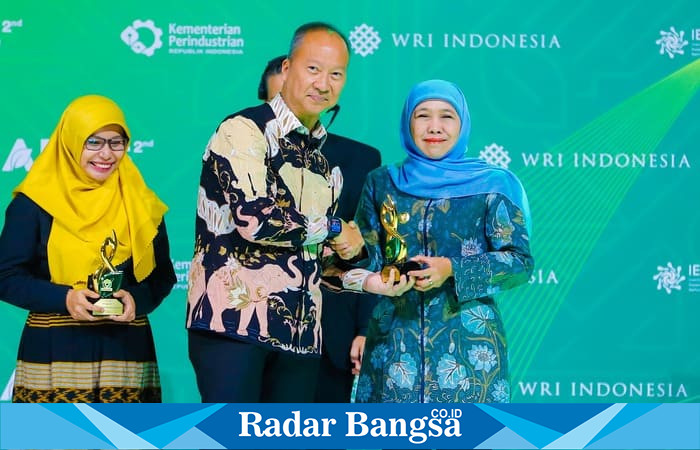 Gubernur Jawa Timur Khofifah Indar Parawansa menerima penghargaan Implementasi Industri Hijau Terbaik dari Menteri Perindustrian Agus Gumiwang Kartasasmita di Jakarta, Rabu (20/8/2025). (Foto Dok Ho/RadarBangsa.co.id)