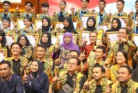 Para siswa SMK peraih medali emas dalam LKS Nasional 2025 berfoto bersama Gubernur Khofifah di Grahadi. (Foto Dok Ho/RadarBangsa)