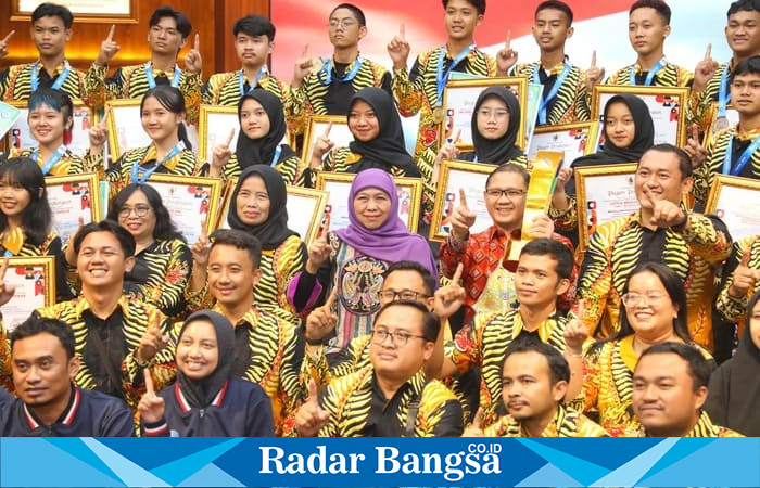 Para siswa SMK peraih medali emas dalam LKS Nasional 2025 berfoto bersama Gubernur Khofifah di Grahadi. (Foto Dok Ho/RadarBangsa)