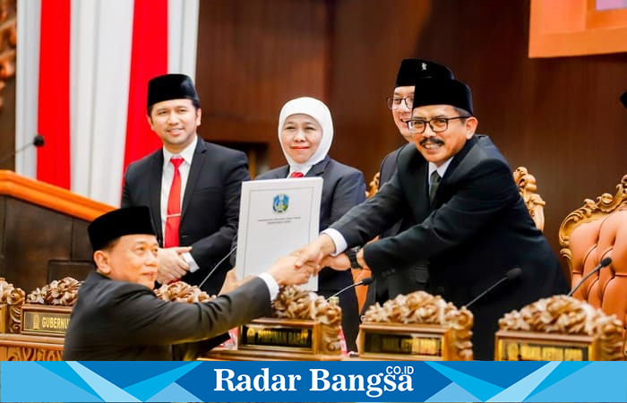 Gubernur Jawa Timur Khofifah Indar Parawansa bersama Wakil Gubernur Emil Elestianto Dardak menyaksikan penyerahan Nota Persetujuan Bersama KUA-PPAS Perubahan APBD 2025 antara pimpinan rapat dan Ketua DPRD Jatim M. Musyafak Rouf dalam Sidang Paripurna di Gedung DPRD Jatim, Senin (11/8/2025). (Foto Dok Ho/RadarBangsa)
