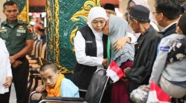 Gubernur Jawa Timur Khofifah Indar Parawansa memeluk salah satu penerima bantuan sosial usai penyerahan di Pendopo Kabupaten Malang, Rabu (27/8/2025). (Foto Dok Ho/RadarBangsa.co.id)