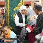 Gubernur Jawa Timur Khofifah Indar Parawansa memeluk salah satu penerima bantuan sosial usai penyerahan di Pendopo Kabupaten Malang, Rabu (27/8/2025). (Foto Dok Ho/RadarBangsa.co.id)
