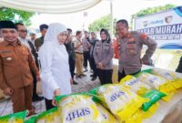 Gubernur Jawa Timur Khofifah Indar Parawansa didampingi Wali Kota Pasuruan Adi Wibowo dan jajaran Forkopimda meninjau stand beras medium SPHP saat gelaran Pasar Murah di Taman Kota Pasuruan, Selasa (19/8/2025). (Foto Dok Ho/RadarBangsa.co.id)