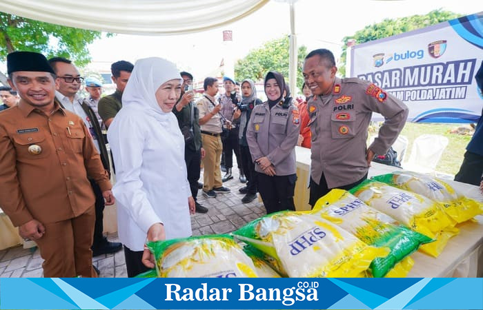Gubernur Jawa Timur Khofifah Indar Parawansa didampingi Wali Kota Pasuruan Adi Wibowo dan jajaran Forkopimda meninjau stand beras medium SPHP saat gelaran Pasar Murah di Taman Kota Pasuruan, Selasa (19/8/2025). (Foto Dok Ho/RadarBangsa.co.id)