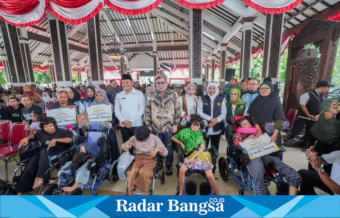 Gubernur Jawa Timur Khofifah Indar Parawansa bersama jajaran pemerintah provinsi menyerahkan bantuan sosial bagi penyandang disabilitas dan keluarga penerima manfaat di Pendopo Delta Wibawa, Sidoarjo, Jumat (22/8/2025). (Foto Dok Ho/RadarBangsa)