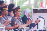 Gubernur Jawa Timur Khofifah Indar Parawansa bersama jajaran pejabat kepolisian menghadiri sebuah acara resmi di Surabaya, Kamis (21/8/2025). (Foto Dok Ho/RadarBangsa.co.id)