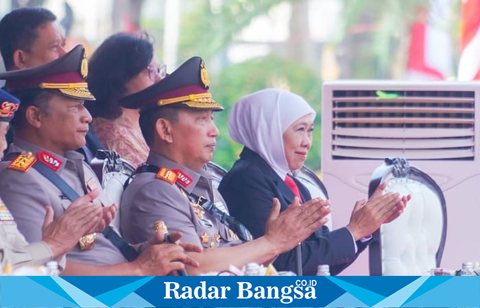Gubernur Jawa Timur Khofifah Indar Parawansa bersama jajaran pejabat kepolisian menghadiri sebuah acara resmi di Surabaya, Kamis (21/8/2025). (Foto Dok Ho/RadarBangsa.co.id)