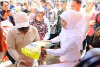 Dengan senyum ramah, Gubernur Jawa Timur Khofifah Indar Parawansa menyerahkan beras murah kepada warga pada kegiatan Gerakan Pangan Murah di Surabaya, Sabtu (30/8/2025). (Foto Dok Ho/RadarBangsa.co.id)