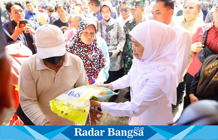 Dengan senyum ramah, Gubernur Jawa Timur Khofifah Indar Parawansa menyerahkan beras murah kepada warga pada kegiatan Gerakan Pangan Murah di Surabaya, Sabtu (30/8/2025). (Foto Dok Ho/RadarBangsa.co.id)