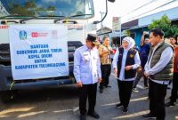 Gubernur Jawa Timur Khofifah Indar Parawansa bersama Wakil Bupati Tulungagung Ahmad Baharudin meninjau bantuan 300 drum aspal dari Pemprov Jatim untuk percepatan perbaikan jalan di Tulungagung, Selasa (26/8/2025). (Foto Dok Ho/RadarBangsa.co.id)