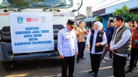Gubernur Jawa Timur Khofifah Indar Parawansa bersama Wakil Bupati Tulungagung Ahmad Baharudin meninjau bantuan 300 drum aspal dari Pemprov Jatim untuk percepatan perbaikan jalan di Tulungagung, Selasa (26/8/2025). (Foto Dok Ho/RadarBangsa.co.id)