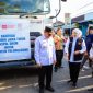Gubernur Jawa Timur Khofifah Indar Parawansa bersama Wakil Bupati Tulungagung Ahmad Baharudin meninjau bantuan 300 drum aspal dari Pemprov Jatim untuk percepatan perbaikan jalan di Tulungagung, Selasa (26/8/2025). (Foto Dok Ho/RadarBangsa.co.id)