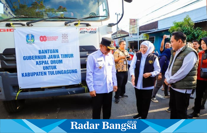 Gubernur Jawa Timur Khofifah Indar Parawansa bersama Wakil Bupati Tulungagung Ahmad Baharudin meninjau bantuan 300 drum aspal dari Pemprov Jatim untuk percepatan perbaikan jalan di Tulungagung, Selasa (26/8/2025). (Foto Dok Ho/RadarBangsa.co.id)