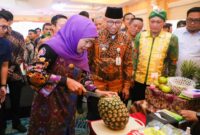 Gubernur Jawa Timur Khofifah Indar Parawansa memotong buah nanas sebagai simbol pembukaan Misi Dagang dan Investasi Jatim–Lampung di Swiss-Belhotel Bandar Lampung, Kamis (7/8/2025). (Foto Dok Ho/RadarBangsa)