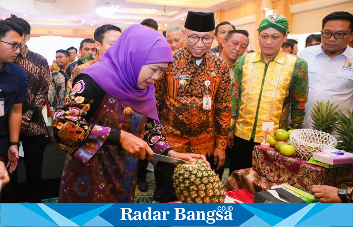 Gubernur Jawa Timur Khofifah Indar Parawansa memotong buah nanas sebagai simbol pembukaan Misi Dagang dan Investasi Jatim–Lampung di Swiss-Belhotel Bandar Lampung, Kamis (7/8/2025). (Foto Dok Ho/RadarBangsa)