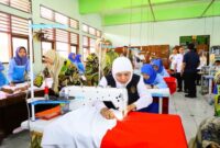 Gubernur Jawa Timur Khofifah Indar Parawansa menjahit bendera Merah Putih bersama siswa SMK Negeri 8 Surabaya dalam rangkaian peringatan HUT ke-80 Kemerdekaan RI, Rabu (13/8/2025). (Dok Foto Ho/RadarBangsa.co.id)
