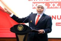Gubernur Jawa Timur Khofifah Indar Parawansa memberikan sambutan usai menyematkan Satyalancana Karya Satya kepada 576 ASN di Gedung Negara Grahadi, Surabaya, Senin (18/8/2025). (Foto Dok Ho/RadarBangsa.co.id)