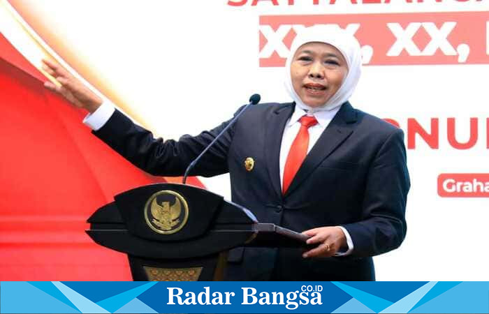 Gubernur Jawa Timur Khofifah Indar Parawansa memberikan sambutan usai menyematkan Satyalancana Karya Satya kepada 576 ASN di Gedung Negara Grahadi, Surabaya, Senin (18/8/2025). (Foto Dok Ho/RadarBangsa.co.id)